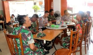 TNI dan Polri Besembang Ngopi Bareng di Dabok Singkep Kabupaten Lingga