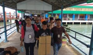 Terduga Bandar dan Pelaku Narkoba yang ditangkap di Pangkal Pinang Bangja dibawa dan digiring anggota Satnarkoba Pores Tanjungpinang.