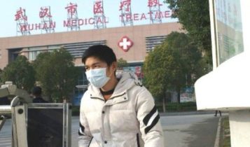 Warga Wuhan Tiongkok mengenakan masker di Depan Sebuah Rumah sakit menghindari Pneumeia yang mewabah di Negaranya.