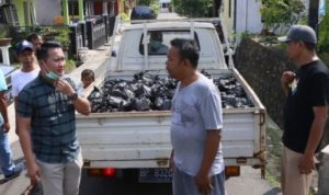 Anggota DPRD kota Tanjungpinang M.Apriyandi saat membago bagikan Sembako ke Warga kurang mampu di Tengah Wabah Virus Corona