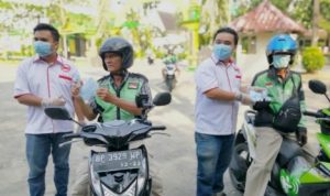 Anggota ITM Kepri saat membagikan Masker dan Hand Sanitizer ke Pengendara Gojek di Tanjungpinang