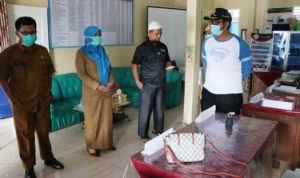 Bupati Bintan Apri Sujadi saat melakukan peninjauan aktifitas perkantoran di Bintan.