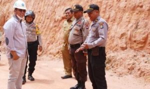 Bupati Bntan Apri Sujadi bersama anggota babin dan kepala OPD nya melakukan peninjuaan jalan Lintas Timur