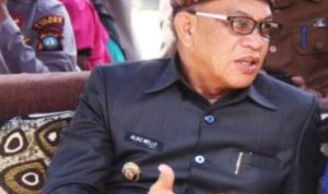 Bupati Lingga Alias Wello dan Dokter dr.Lie Dharmawan saat pembukaan pengobatan bagi masyarakat Kabupaten Lingga e1590931835946