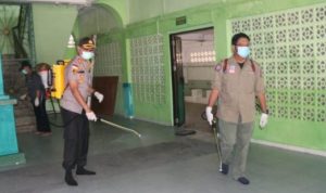 Bupati dan Kapolres Bintan saat melakukan penyemprotan Disinfektan di Pelabuhan dan Rumah Ibadah di Bintan