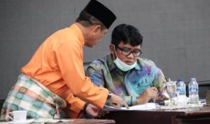 Bupati dan Wakil Bupati Bintan Apri Sujadio dan Dalmasi Syam saat melakukan Rapat koordinasi Pembentukan Satgas Percepatan Penanganan COVID 19 Bintan