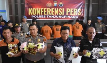 Dirnakorba Polda Kepri Kombes Pol Mudji Supriadi dan Kapolres Tanjungpinang AKBP.M.Iqbal serta Kasat Narkoba Polres Tanjungpinang menunjukan 6.18 Narkoba sabu dari 3 Tersangka yang di Bekuk di Batam