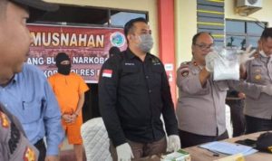 Kabag Sumda Kompol H.Butar Butar dan Kejaksaan serta Kasat Narkoba Bintan saat melakukan pemusnahan batang bukti Sabu.