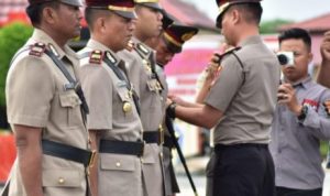 Kapolres Bintan AKP.Bambang Sugiharto menyematkan PIN Pimpinan dua pejabat menengah Polres Bintan