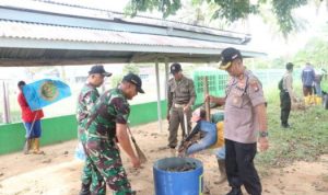 Kapolres Lingga AKBP.Boy Herlambang TNI serta Saraf Pemada Lingga saat menggelar Goro dan Sosialisasi Pola Hidup Sehat Cegah Corona di Dabo Singkep.