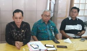 Kepala dinas Kesehatan Karimun Rachmadi dan Direktur RSUD HM.Sani Karimun saat memberi keterangan Pres pada Media