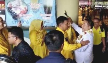 Maaruf Maulana Kembali memercikan Air Tepuk Tepung Tawar kepada sejumlah rekan rekanya di Bandara Hang Nadim Batam