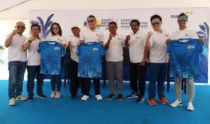 Paniti Penyelenggara dan Sponsor memperkenalkan kostum Mandiri Bintan Martahon pada peluncuran di Area Lagoi Bay