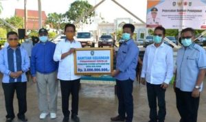 Pemerintah Kepri serahkan dana bantuan dan APD Pusat ke Pemko Batam dalam penanganan covid 19 e1585135846715
