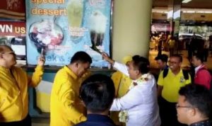 Penggalan Video Ketua Kadin Kepri Maaruf Maulana saat memercikan kembali Air Kapur Proses Adat Tepuk Tepung Tawar ke sejumlah rekanya di Bandara Hang Nadim Batam