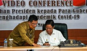 Plt.Gubernur Kepri Isdianto dan Ketua Gugus Tugas Percepatan Penanggulangan covid 19 Kepri TS.Arif Fadillah saat berdiskusi mengenai upaya yang dilakukan dalam percepatan penganan Covid 19 di Kepri