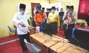 Plt.Gubernur Kepri Isdianto saat melakukan penyemprotan Disinfektan di sejumlah ruangan kantor Pemerintah Provinsi Kepri