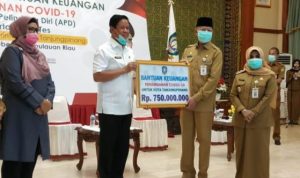 Plt.Gubernur Kepri Isdianto saat menyerahkan Bantuan Percepatan Penanganan Covid 19 ke Pemko Tanjungpinang