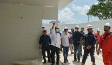 Plt.Gubernur Kepri bersama Kepala Balai Prasarana Permukiman Wilayah Kepri Ditjen Cipta Karya PUPR Albert Reinaldo saat melakukan Peninjuan RS Khusus Galang Batam