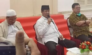 Plt.Gubrnur Kepri Isdianto dengan Sekda Kepri TS.Arif Fadillah serta kepala dinas Kesehtan Porovinsi Kepri Tjejep Yudian dalam tim Gugus Tugas Percepatan Penanganan COVID 19 di Kepri