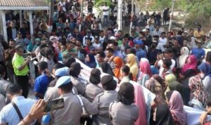 Ratusan Warga Karimun Demo PT.Karimun Granit Tuntut Pemukimanya Dilepas dari WIUP