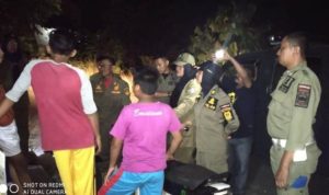 Satpol PP Lingga saat menemui Remaja pelajar saat Nongkrong di di Jambatan Bukit Kapitan Dabo Singkep