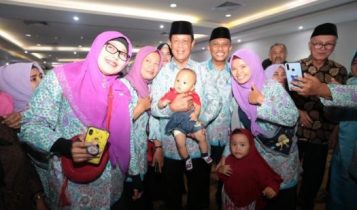 Sejumlah Ibu Ibu Posyandu Batam bersama Bayi dan Plt.Gubernur Kepri