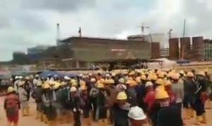 Sejumlah karyawan PT.BAI Galang Batang Bintan saat menggelar aksi demo di Galang Batang Bintan