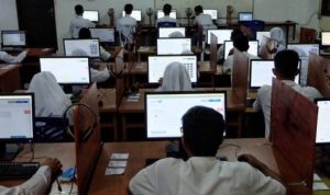 Siswa sekolah saat belajar Komputer