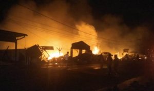 Terbakar saat ini sejumlah rumah dan kios milik belasan warga di Tanjungbalai karimun rata dengan tanah