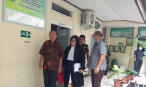 Terdakwa Arifin Nasir dan kuasa Hukumnya usai sidang tuntutan di PN Tipikor Tanjungpinang