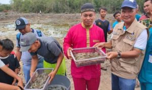 Wakil BUpati Lingga M.Nizar dan Kepala dinas Perikanan Lingga bersama Nelayan Kelompk Tambak Udang Vanamei saat Panen Perdana di Lingga