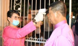 Wakil Bupati Bintan Dalmasri Syam saat di Tes suhu tubuh saat menghadiri MTQ Bintan di Tanjung Uban