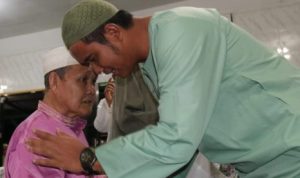 Bupati Bintan Apri Sujadi saat memberi Bantuan Pengurus Masjid di Bintan beberapa waktu lalu.