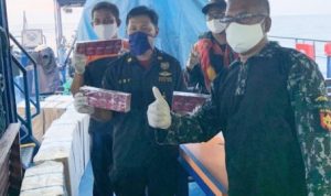 DJBC Karimun saat melakukan Ekspos penegahan kapla Penyeludup Rokok Luffman tak bertuan di Laut.