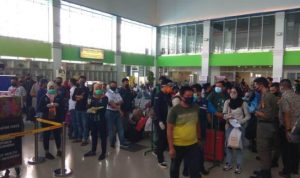 Dijemput Pemerintah pulang kampung dari Tanjungpinang Mahasiswa Lingga berkerumun ruang Tunggu Pelabuhan Sri Bintan Pura