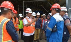 Isdianto saat bertemu dengan sejumlah Pekerja di Galangan Industeri 1 e1586856251401