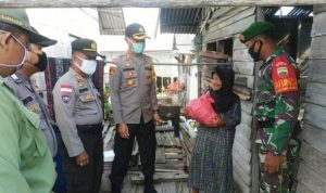 Kapolres Bintan AKBP.Bambang Sugihartono bersama TNI saat melakukan Bhakti sosial pembagian Sembako di Bintan.