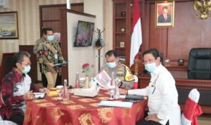 Ketua Pengarah Gugus Tugas Covid 19 Kepri Isdianto dan wakil ketua Pengarah Gugus Tugas Covid 19 Kepri saat melakukan rapat