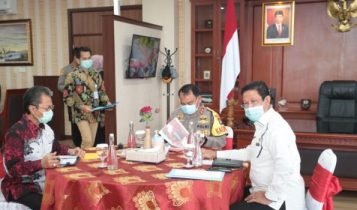 Ketua Pengarah Gugus Tugas Covid 19 Kepri Isdianto dan wakil ketua Pengarah Gugus Tugas Covid 19 Kepri saat melakukan rapat