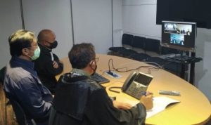 Nurdin Basirun dan Kuasa Hukumnya saat mengikuti sidang secara online di Gedung Merah Putih KPK