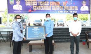 Penyerahan Bantuan Sembako dari Kepala BI Batam kepada ketua gugus Tugas Covid 19 Kepri Isdianto Untuk dioserahakan ke kota Batam