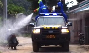 Personil Polisi dari Polsek Tabelan dibantu perangkat lainya lakukan penyempriotan disinfektan seluruh jalan di kecematan Tambelan