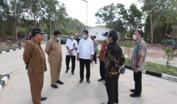 Plt.Gubernur Kepri Isdianto Ketua DPRD Kepri serta Sekda kepri TS Arif Fadilah dan Kepala Dinas Kesehtan Kepri Tjejep Yudiana saat berbincang mengenai penanganan Covid 19 di Kepri