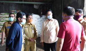 Plt.Gubernur Kepri Isdianto dan Sekda Kepri TS.Arif Fadillah saat meninjau gudang Stock distribusi beras di Tanjungpinang