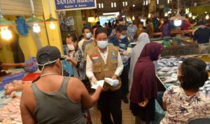 Plt.Gubernur Kepri Isdianto saat membagi bagikan Masker pada masyarakat di Pasar Pagi Batam