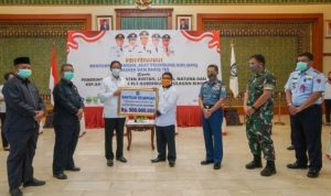 Plt.Gubernur Kepri saat memberi Bantuan dana Rp.500 juta dan APD kepada Kabupaten