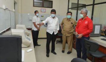 Plt.Gubrnur Kepri dan Kepala dinas Kesehatan Kepri Tjejep Yudiaan dan disambut kepala BTKLPP Kelas I Batam saat melakukan Peninjauan