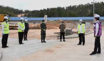 Presiden Joko Widodo Jaket Orange saat memberikan arahan pada peninjuaan RS Infreksi di Galang