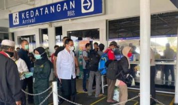 Presiden Joko Widodo ditengah sejumlah TKI Deportasi yang sedang Pulang Dari Malaysia
